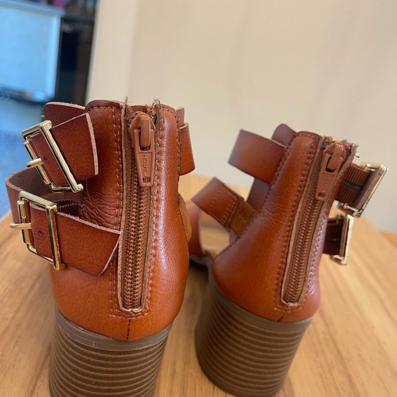 Big Buddha Brown Strappy Sandals Size 9.5 - Picture 2 of 5